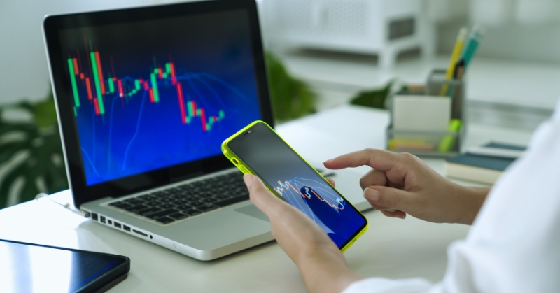 מסחר משקיעים במטבעות קריפטו באינטרנט עובד בבית