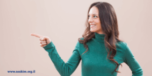 אישה מצביעה ומחייכת